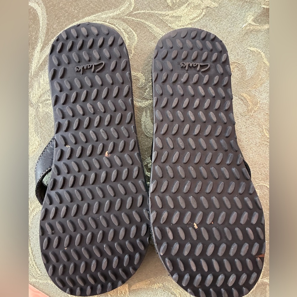 Clarks Women’s Black Leather Flip-Flop Sandals, Size 7 - Picture 3 of 3